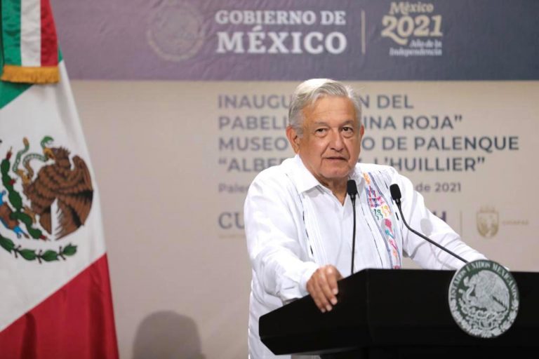AMLO inauguró pabellón de la Reina Roja