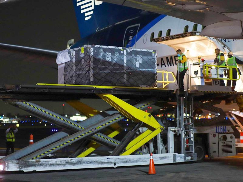 Llega primer lote de vacunas envasadas AstraZeneca de Covax