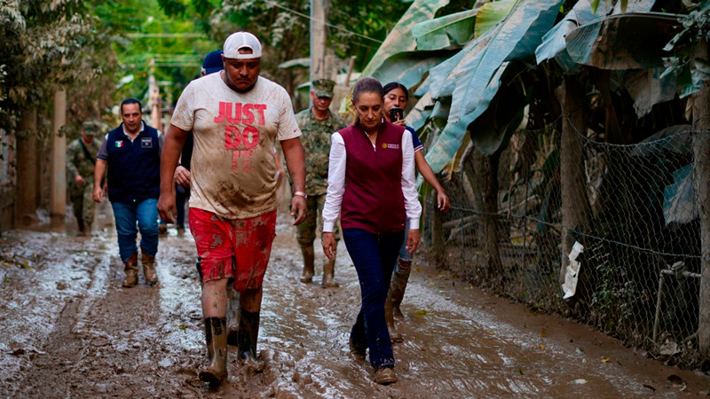 La Lucha Contra la Pobreza y el Derrumbe: Sheinbaum Vigila Entrega de Ayudas a Desesperados Veracruzanos Tras Catástroficas Inundaciones