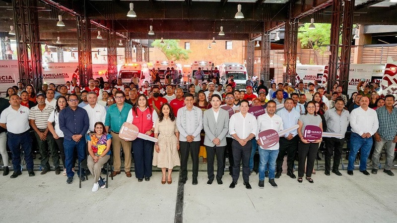 «Oaxaca recibe una infusión de vida: llegan 21 ambulancias de alta tecnología para reforzar la respuesta médica en emergencias críticas»